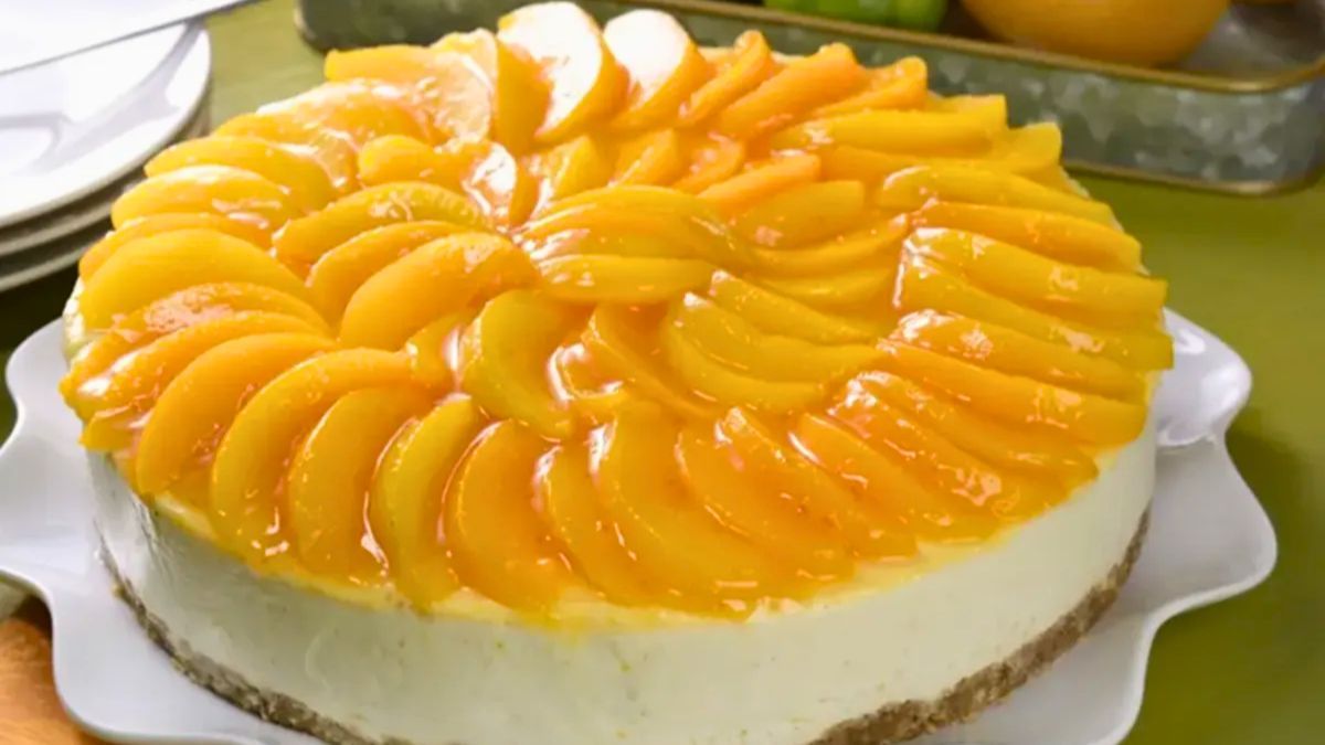 El cheesecake de durazno sin horno se prepara con una base de galletas tipo María. El cheesecake de durazno sin horno se prepara con una base de galletas tipo María.