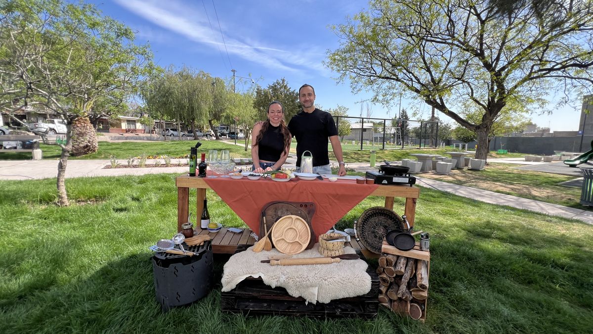 Romi terranova y Nacho Molina, de Un bocado, comparten la receta para hacer lenguado con costra de papa y ensalada mediterránea. Romi terranova y Nacho Molina, de Un bocado, comparten la receta para hacer lenguado con costra de papa y ensalada mediterránea.