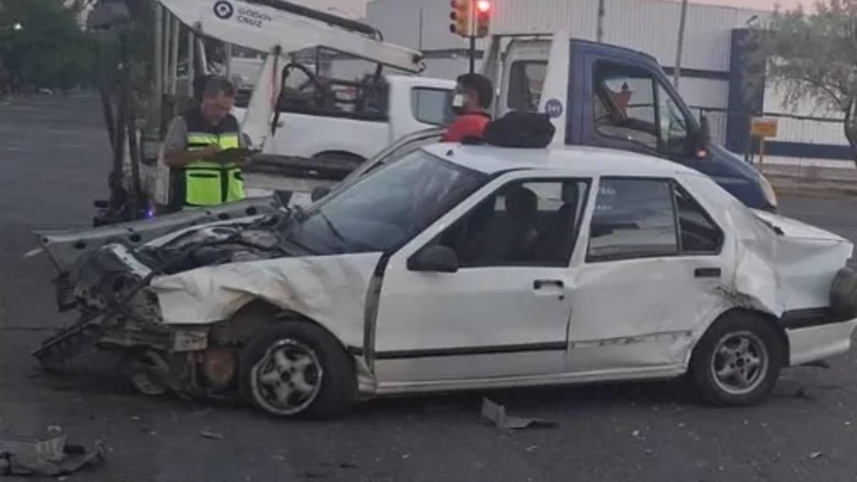 El conductor del auto Renault 19 sufrió politraumatismos en el accidente vial. El conductor del auto Renault 19 sufrió politraumatismos en el accidente vial.