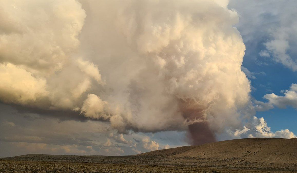 Foto del tornado en Mendoza tomada y publicada por @guillev83