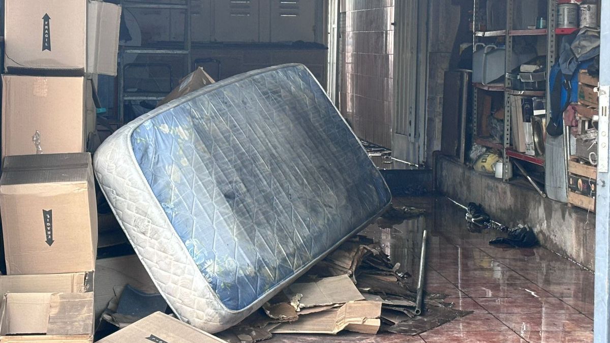 Tras el incendio, el hombre que lo provocó fue encontrado dormido en un colchón en el garaje. Tras el incendio, el hombre que lo provocó fue encontrado dormido en un colchón en el garaje.