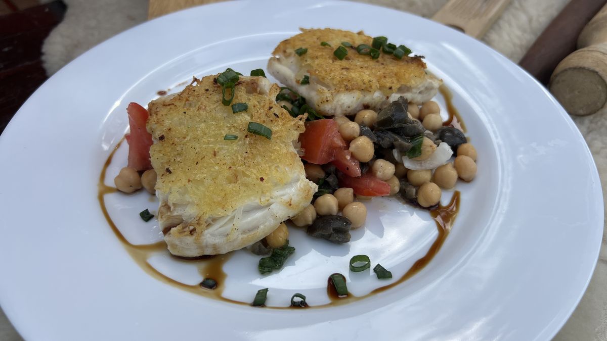 Lenguado con costra de papa y ensalada mediterránea: una receta riquísima y fácil para deleitar el paladar
