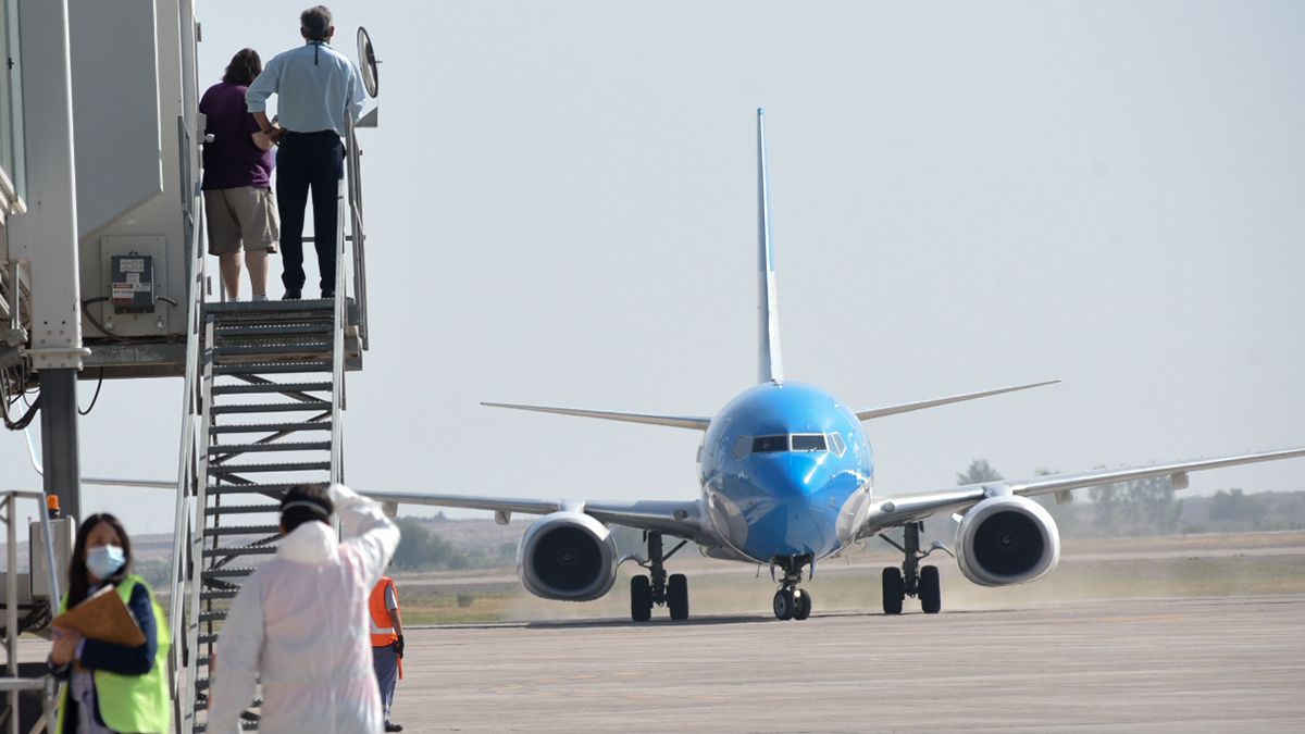 Por una nueva variante de coronavirus encontrada en Brasil, Reino Unido prohibió el ingresom debpasajeros de América del Sur.