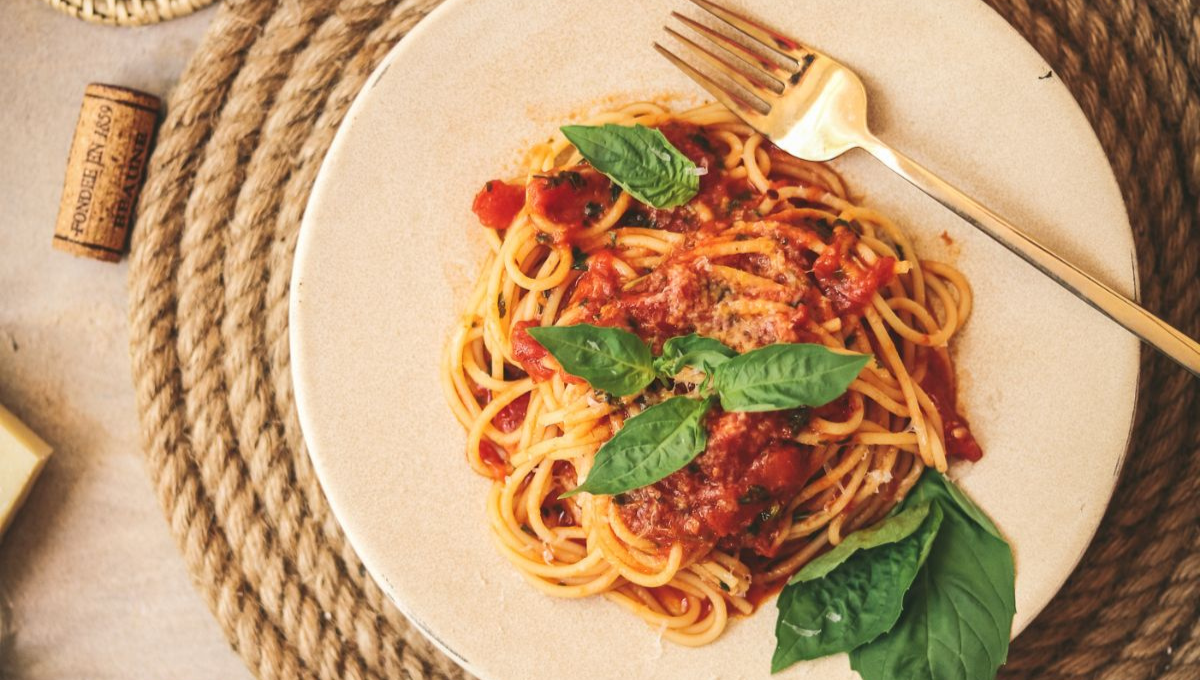 Así es la receta de los spaghetti con tomate de la exitosa serie El Oso