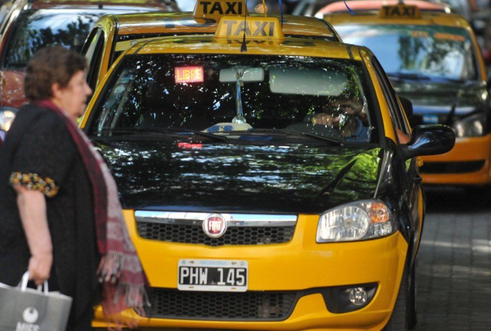 La baja del turismo y la proliferación de las aplicaciones digitales de viajes han hecho mella en las ganancias de los taxistas en Mendoza. 