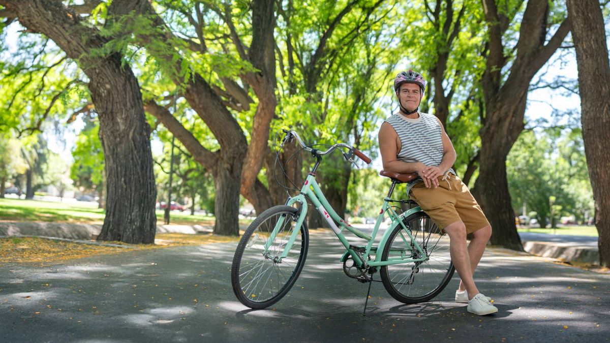 Un paseo en bici por arboledas del área urbana de Mendoza integra el spot de verano que busca atraer al turismo, con Mike Amigorena como protagonista. Un paseo en bici por arboledas del área urbana de Mendoza integra el spot de verano que busca atraer al turismo, con Mike Amigorena como protagonista.
