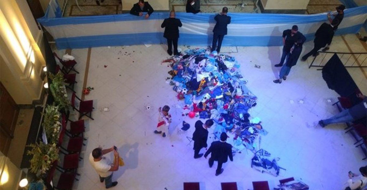 El féretro debió ser retirado de la capilla ardiente cuando ingresó un gran número de hinchas a la Casa Rosada.