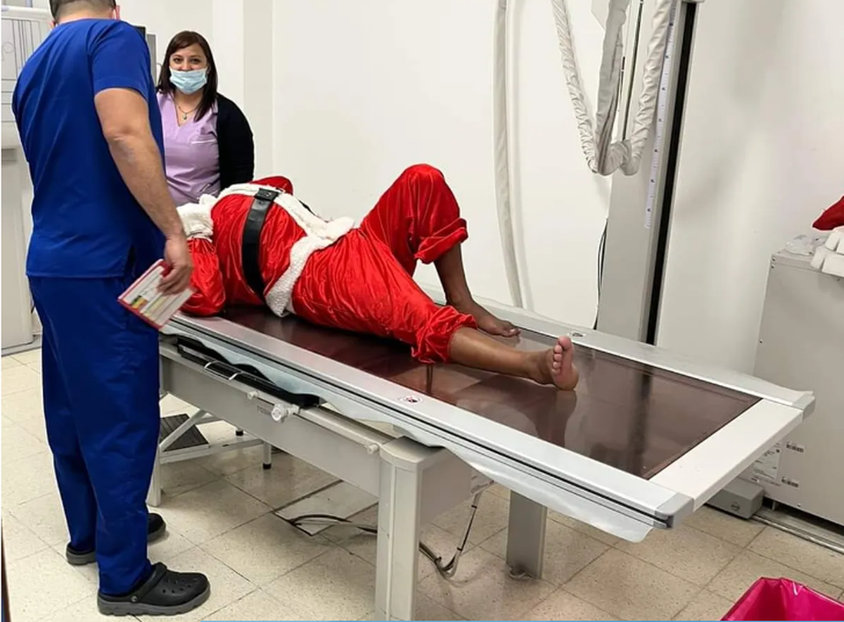 Papá Noel herido. Atropellaron a Papá Noel y terminó en silla de ruedas.