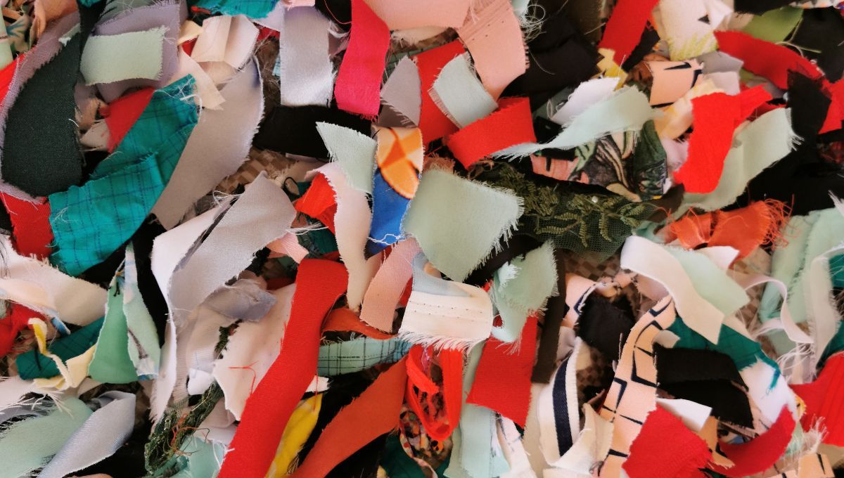 Usando retazos de tela y un par de dijes, aprende a hacer una campana de viento