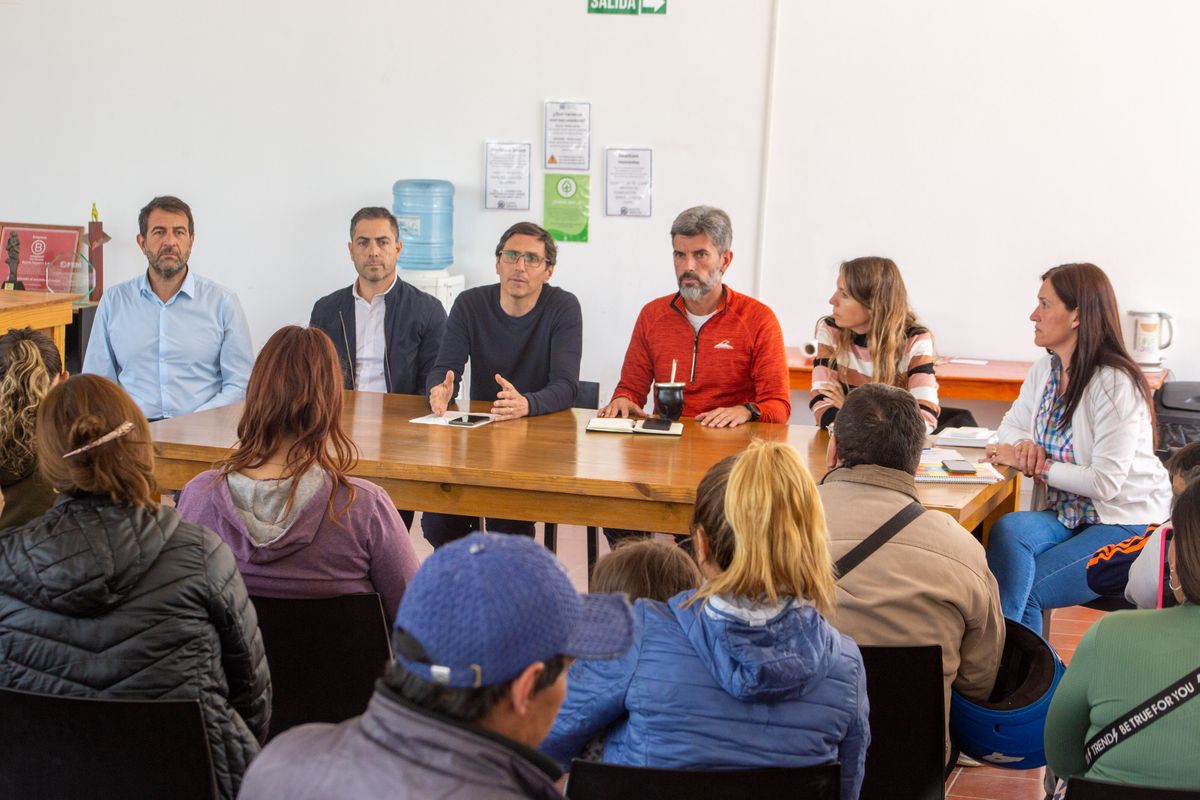 Imagen de la reunión que mantuvieron autoridades provinciales y municipales con los afectados por el incendio iniciado en la playa de secuestros de San Agustín. Imagen de la reunión que mantuvieron autoridades provinciales y municipales con los afectados por el incendio iniciado en la playa de secuestros de San Agustín.