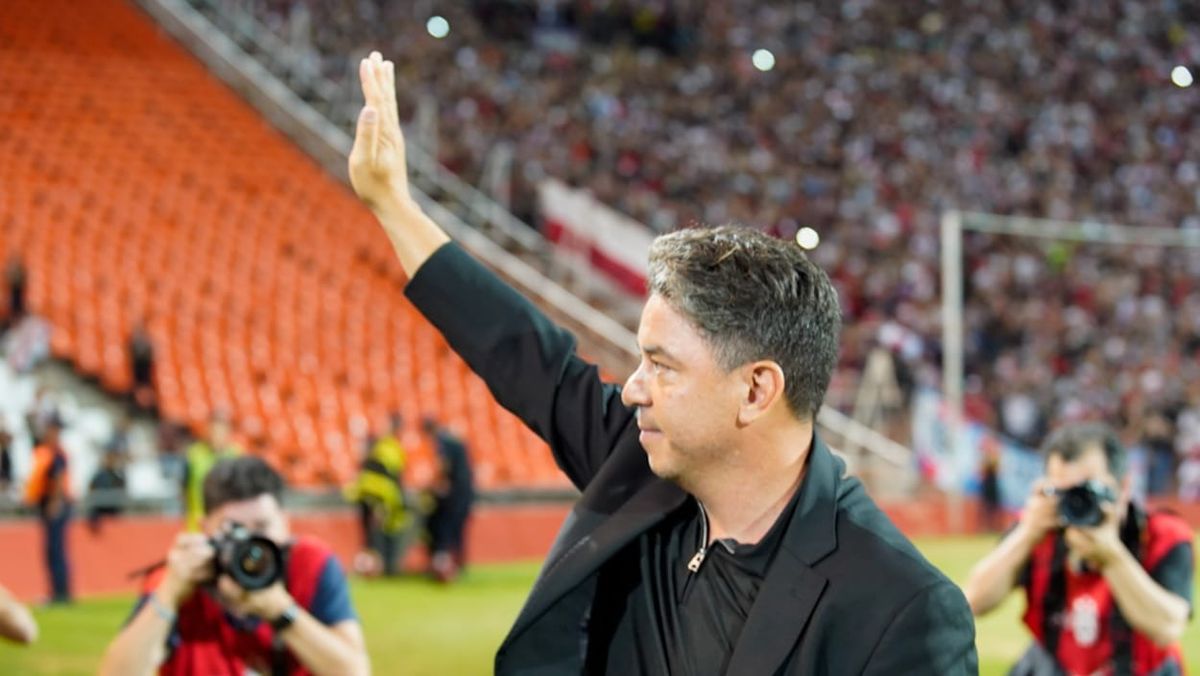 Marcelo Gallardo saludando a los hinchas de River en Mendoza. Foto: Axel Lloret/UNO. Marcelo Gallardo saludando a los hinchas de River en Mendoza. Foto: Axel Lloret/UNO.