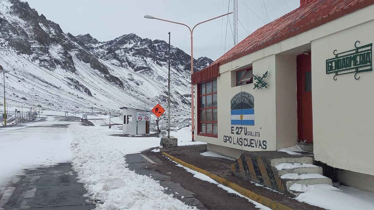 El pronóstico indica que se espera una intensa nevada desde el mediodía de este martes que se extenderá hasta durante todo el miércoles.