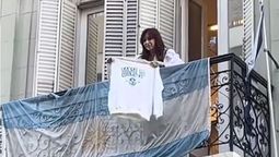 La ex presidenta Cristina Kirchner salió al balcón del Instituto Patria con un buzo de la Universidad Nacional de La Plata.