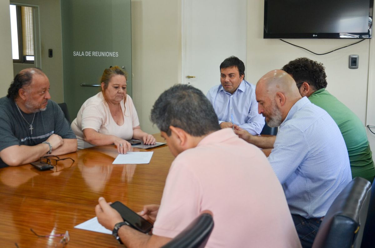 El intendente Francisco Lo Presti comunicó el lunes que cerró paritarias hasta marzo y que pagará un bono extraordinario por las fiestas. El intendente Francisco Lo Presti comunicó el lunes que cerró paritarias hasta marzo y que pagará un bono extraordinario por las fiestas.