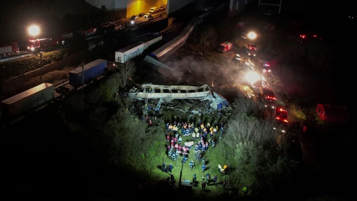 Los bomberos y rescatistas lograron evacuar a 194 personas tras el fuerte impacto de los dos trenes en Grecia