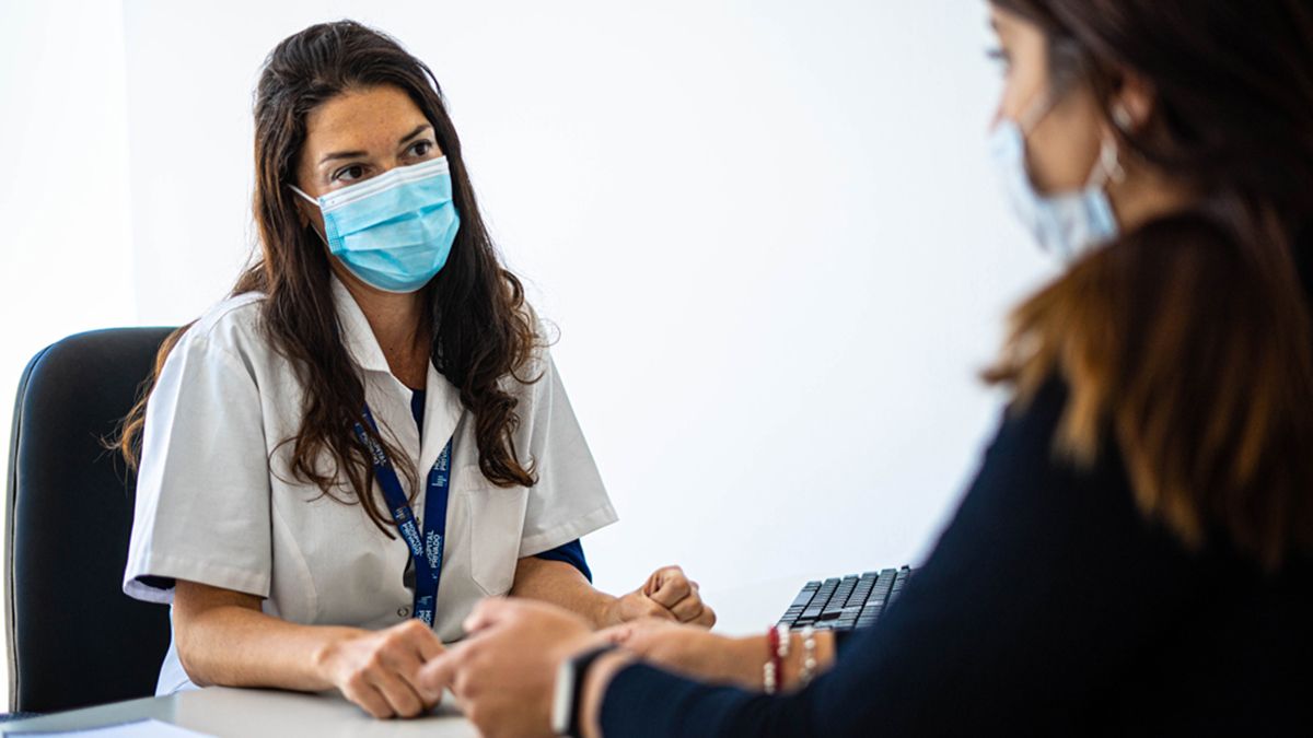 Dra. Constanza Ramacciotti en consultorio en Hospital Privado Universitario de Córdoba.