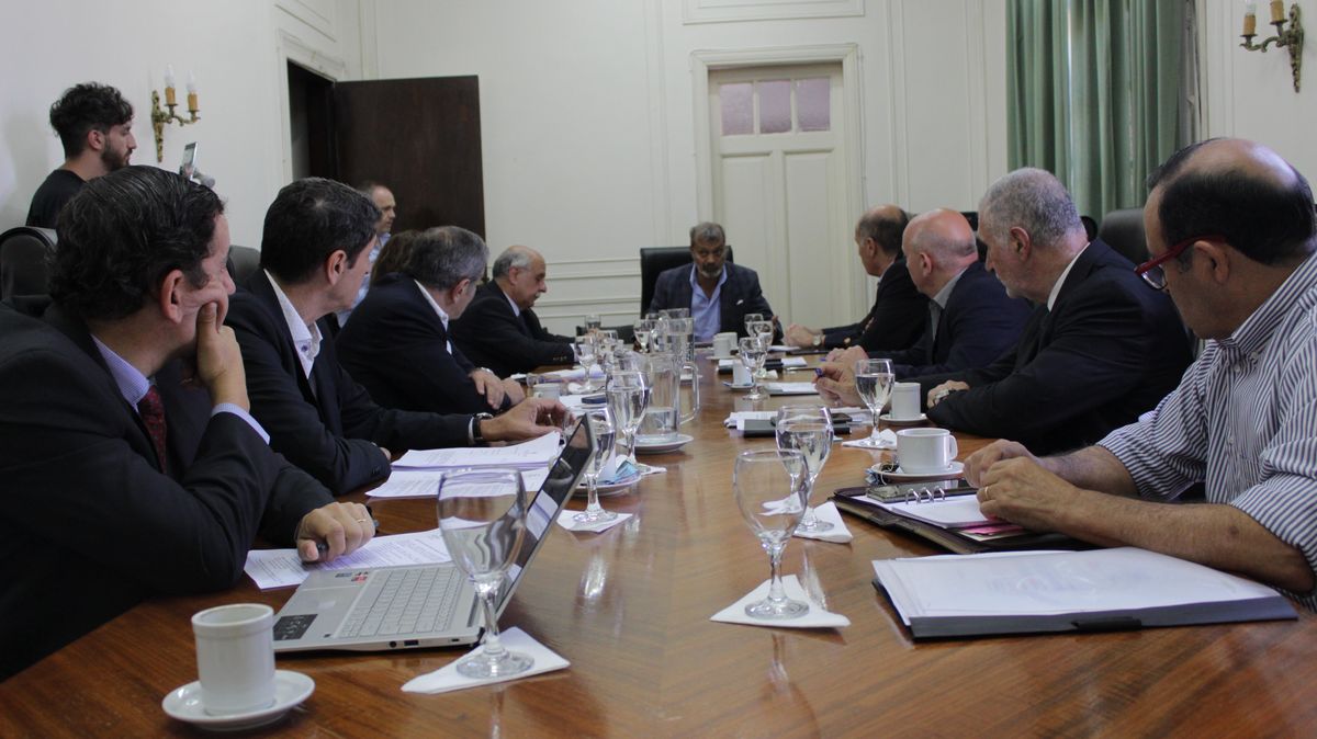 Oscar Sagás, ex subsecretario de Salud de Mendoza encabeza la obra social IOSFA, una de las más importantes del país por la cantidad de afiliados. Oscar Sagás, ex subsecretario de Salud de Mendoza encabeza la obra social IOSFA, una de las más importantes del país por la cantidad de afiliados.