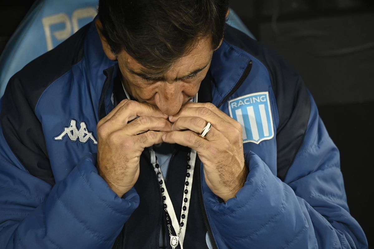 la baja de Gabriel Rojas en la defensa de Racing es un dolor de cabeza para el DT Gustavo Costas, de cara a los cuartos de final de la Copa Sudamericana. la baja de Gabriel Rojas en la defensa de Racing es un dolor de cabeza para el DT Gustavo Costas, de cara a los cuartos de final de la Copa Sudamericana.