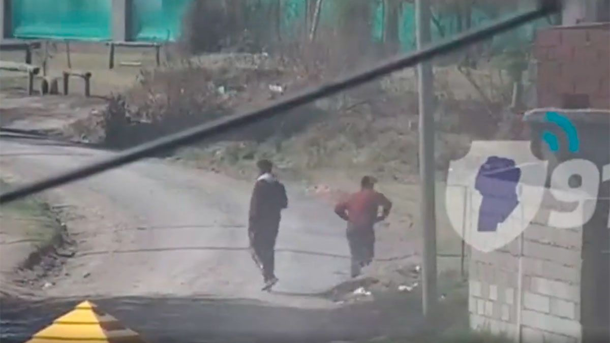 Luego de abrazar al transeúnte y escapar de la persecución policial, el delincuente se dio a la fuga y aún no fue detenido.