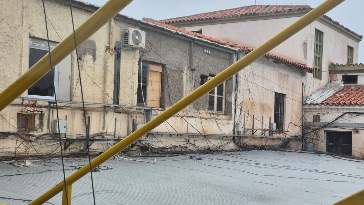 El estado del edificio clausurado de la Municipalidad de Las Heras. Tiene peligro de derrumbe. El estado del edificio clausurado de la Municipalidad de Las Heras. Tiene peligro de derrumbe.