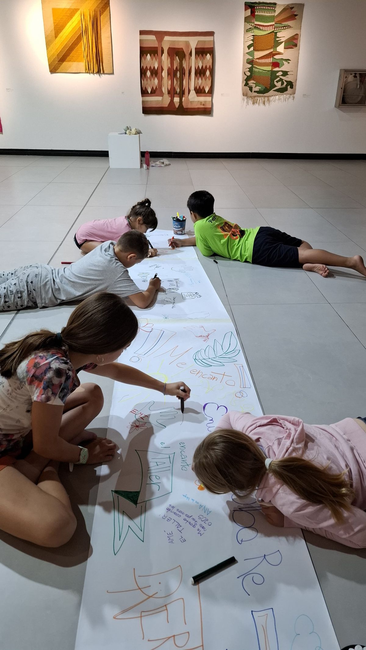 Los niños dibujan, escriben y pintan en esta colonia de verano que se da en el museo. Los niños dibujan, escriben y pintan en esta colonia de verano que se da en el museo.