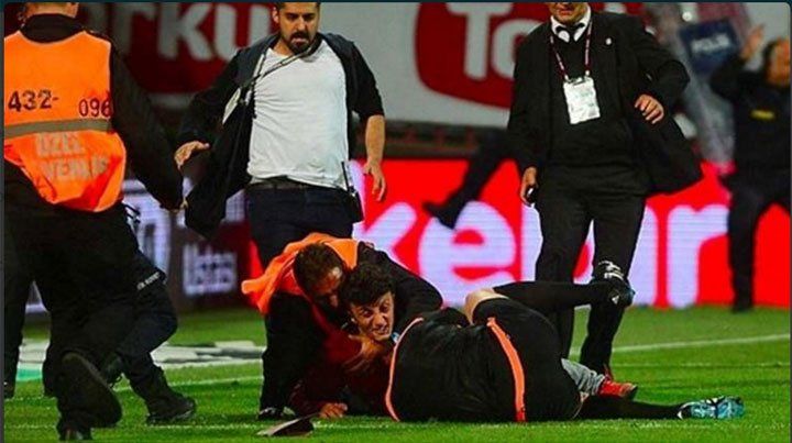 Basta de violencia: un hincha agredió a un árbitro en el fútbol turco