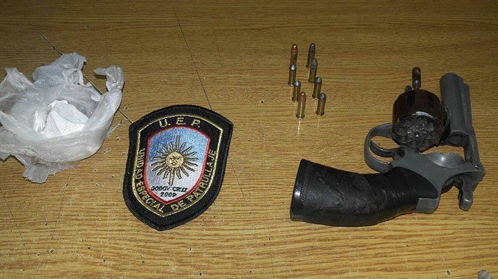 Cayeron dos hombres que circulaban en una moto con un revólver y cocaína