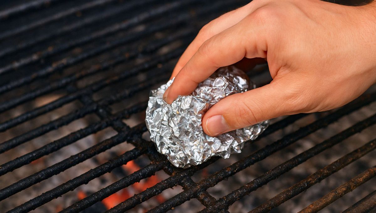 Cómo limpiar la parrilla del asado con papel aluminio: el eficaz truco anti grasa