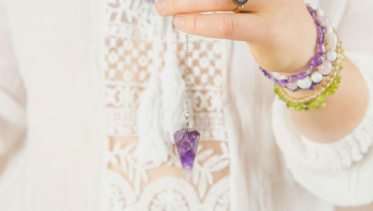 Llevar una pulsera, un anillo o un colgante de amatista permite disfrutar de sus beneficios durante todo el día. En contacto directo con la piel, difunde su energía suavemente y acompaña a su portador en todas sus actividades. Llevar una pulsera, un anillo o un colgante de amatista permite disfrutar de sus beneficios durante todo el día. En contacto directo con la piel, difunde su energía suavemente y acompaña a su portador en todas sus actividades.