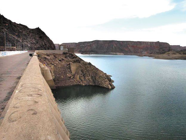 Un hombre pescaba, se cayó de 25 metros y se salvó de milagro