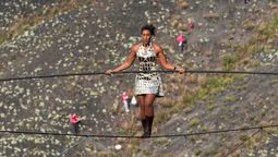 Una equilibrista cruzó 400 metros de colina a 80 metros de altura sin arnés: el video