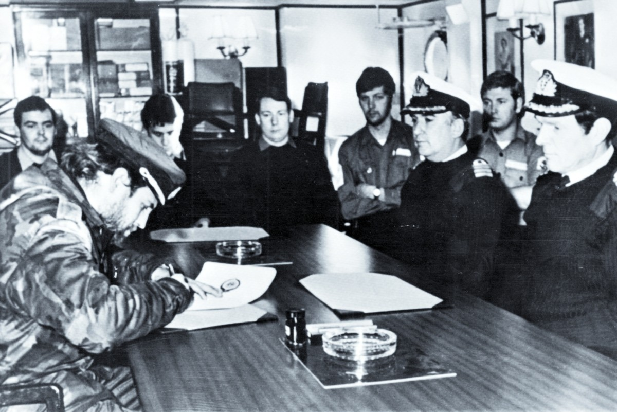 Rendición. Alfredo Astiz firma la capitulación en las Islas Georgias, el incidente previo a Malvinas. Rendición. Alfredo Astiz firma la capitulación en las Islas Georgias, el incidente previo a Malvinas.