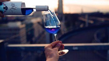 ¿El vino de los Pitufos? Ya llegó el vino azul