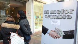 El dólar bajó 11 centavos y cerró a $57
