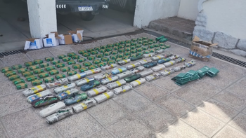 La Policía secuestró más de 200 paquetes con hojas de coca, ropa, calzado y 90 cubiertas