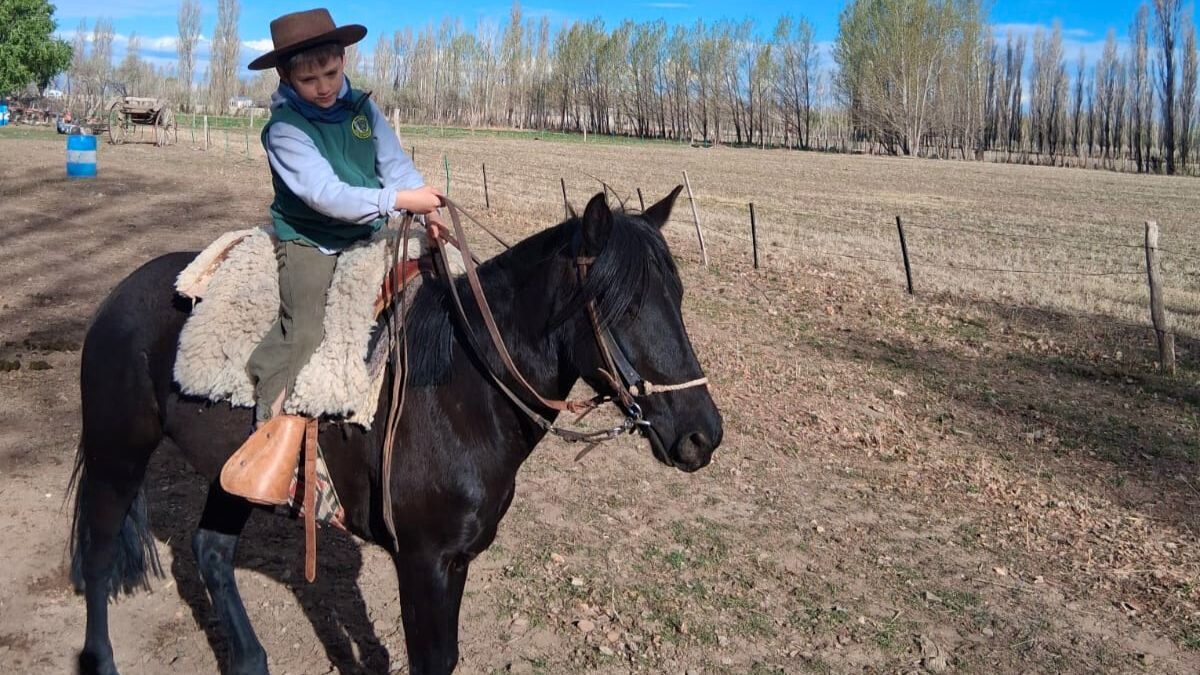 Bombacha, botas y sombrero o boina: su clásica manera de vestir. Bombacha, botas y sombrero o boina: su clásica manera de vestir.