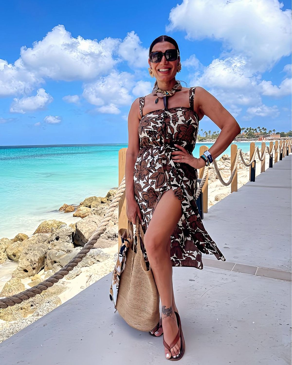 Desde Aruba, Florencia de la V se suma al print floral: vestido al ras, tajo profundo y off-white. Desde Aruba, Florencia de la V se suma al print floral: vestido al ras, tajo profundo y off-white.