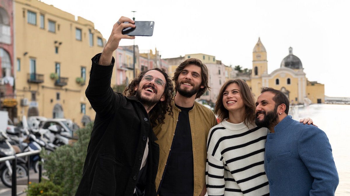 La serie italiana de Netflix Generación 56K mezcla la comedia con el romanticismo.