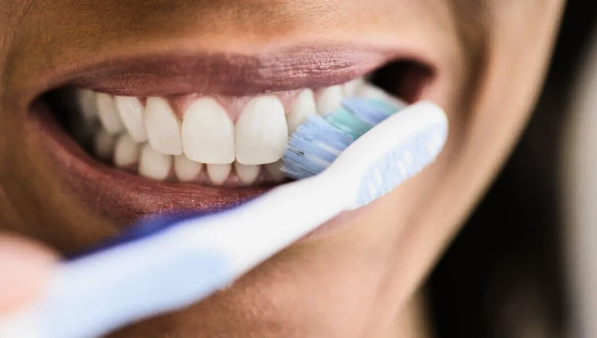 El lavado de los dientes con la mano inhábil es una práctica recomendada.