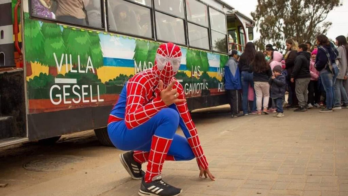 Un barrabrava le pegó a un joven disfrazado de Spiderman en Villa Gesell