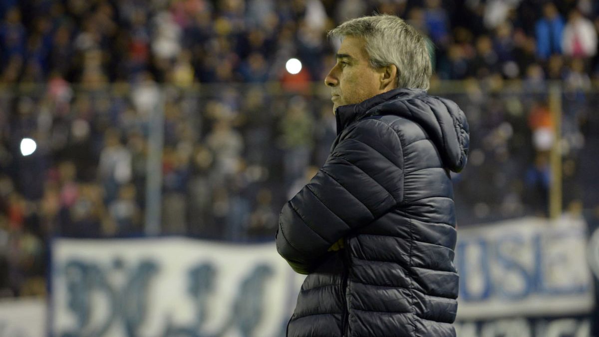 Gabriel Gómez está metido en el choque de Independiente Rivadavia ante Defensores de Belgrano.