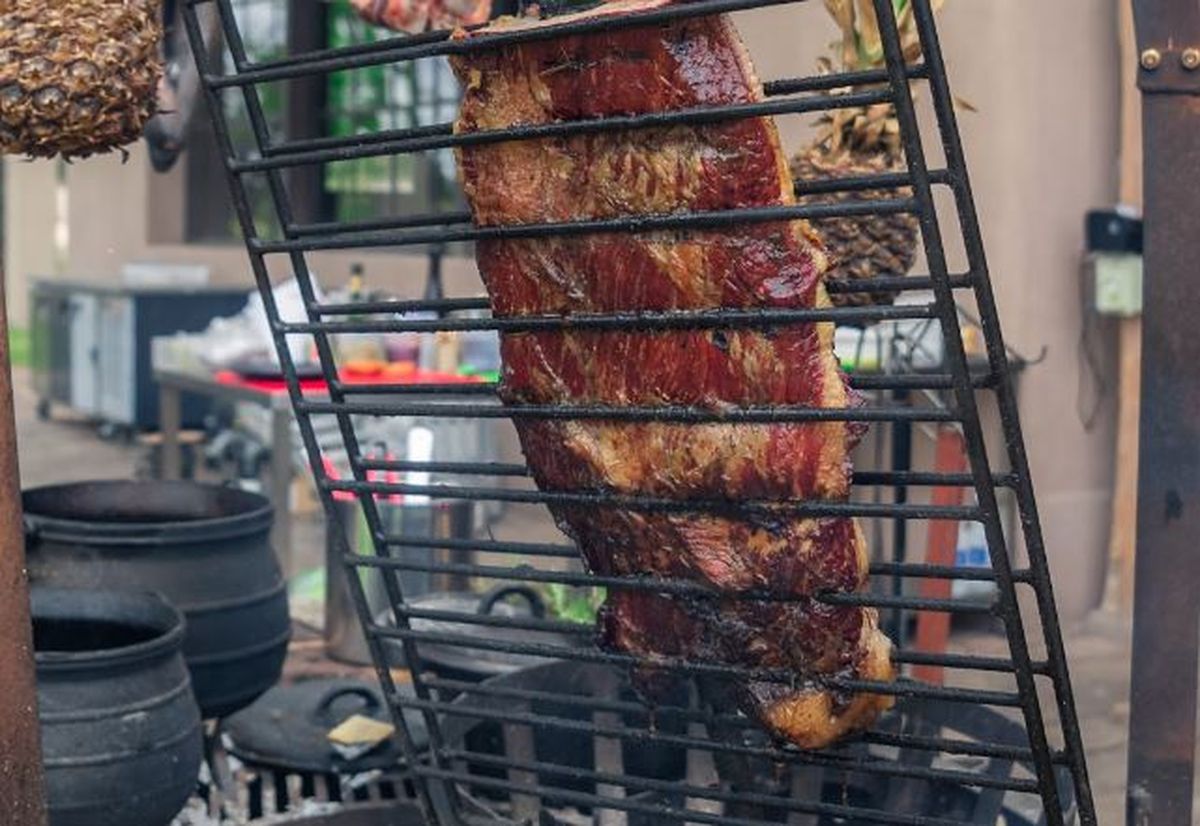 El ojo de bife a la brasa con espejo de chimichurri fresco, vinagre de Millán acompañado de puré de boniato y cebolla al rescoldo con piscina del aceto balsámico es el recomendado del chef.