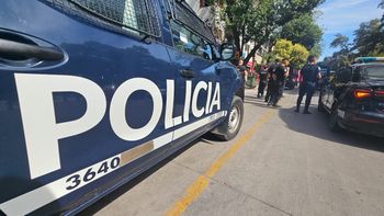 Dos detenidos y 7 policías heridos tras los disturbios en la Legislatura provincial  Dos detenidos y 7 policías heridos tras los disturbios en la Legislatura provincial