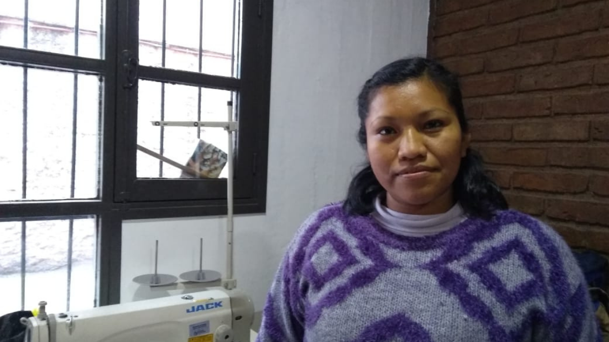 Puro ejemplo: fue a pedir una frazada y terminó aprendiendo a coser su propia ropa