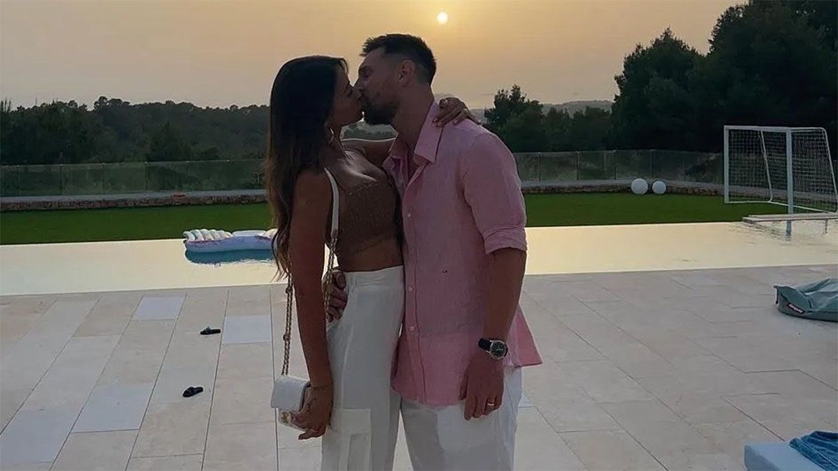 Antonela Roccuzzo y Lionel Messi se dan un gran beso en Ibiza.