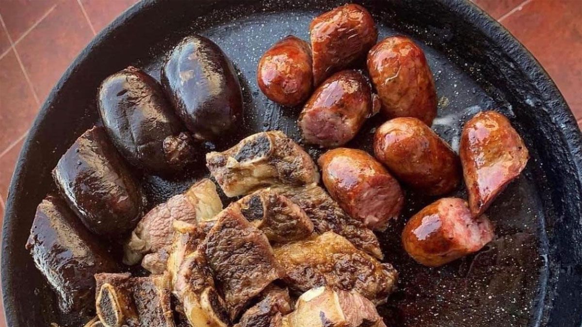 Asado ideal: los pecados que hay que evitar durante la cocción del chorizo y morcilla en la parrilla