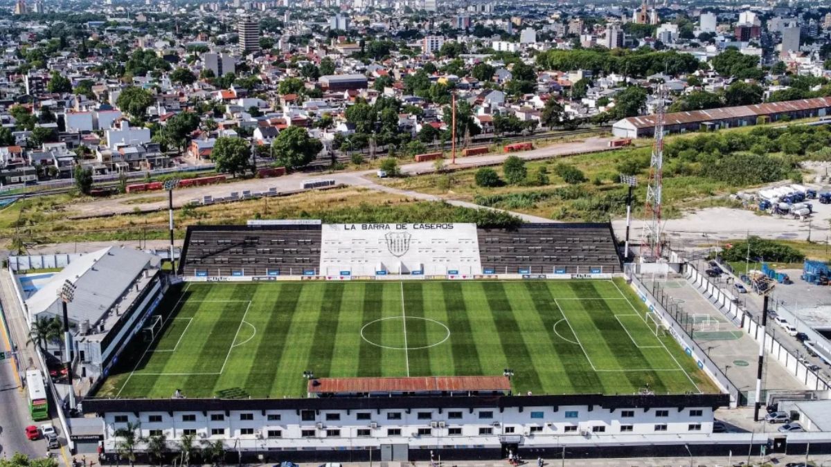 El estadio Ciudad de Caseros es el escenario donde juegan Godoy Cruz y Estudiantes de Buenos Aires por una nueva fecha de la Primera Nacional.