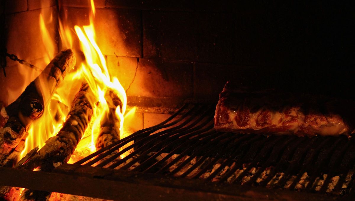 Hacer el asado es todo un ritual, sobre todo la previa, cuando se arma el fuego. Pero ahora que conoces este truco, todo lo que conocías como asador va a cambiar por sus grandes beneficios Hacer el asado es todo un ritual, sobre todo la previa, cuando se arma el fuego. Pero ahora que conoces este truco, todo lo que conocías como asador va a cambiar por sus grandes beneficios
