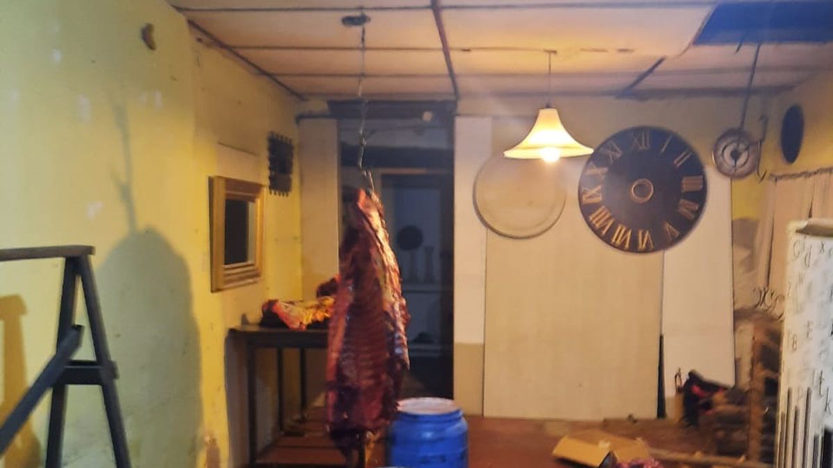 Fuerte imagen de la carne del caballo faenado colgando en un gancho.