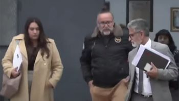 Denunciaron a policías que se sacaron fotos con Cacho Garay en un procedimiento en el que debían acompañar a la esposa